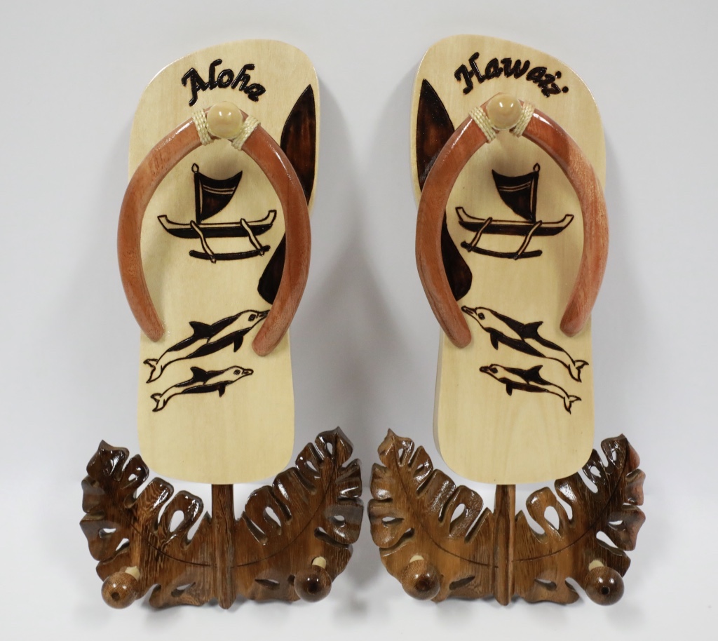 Wood pair slipper with wood hook canoe-dolphin